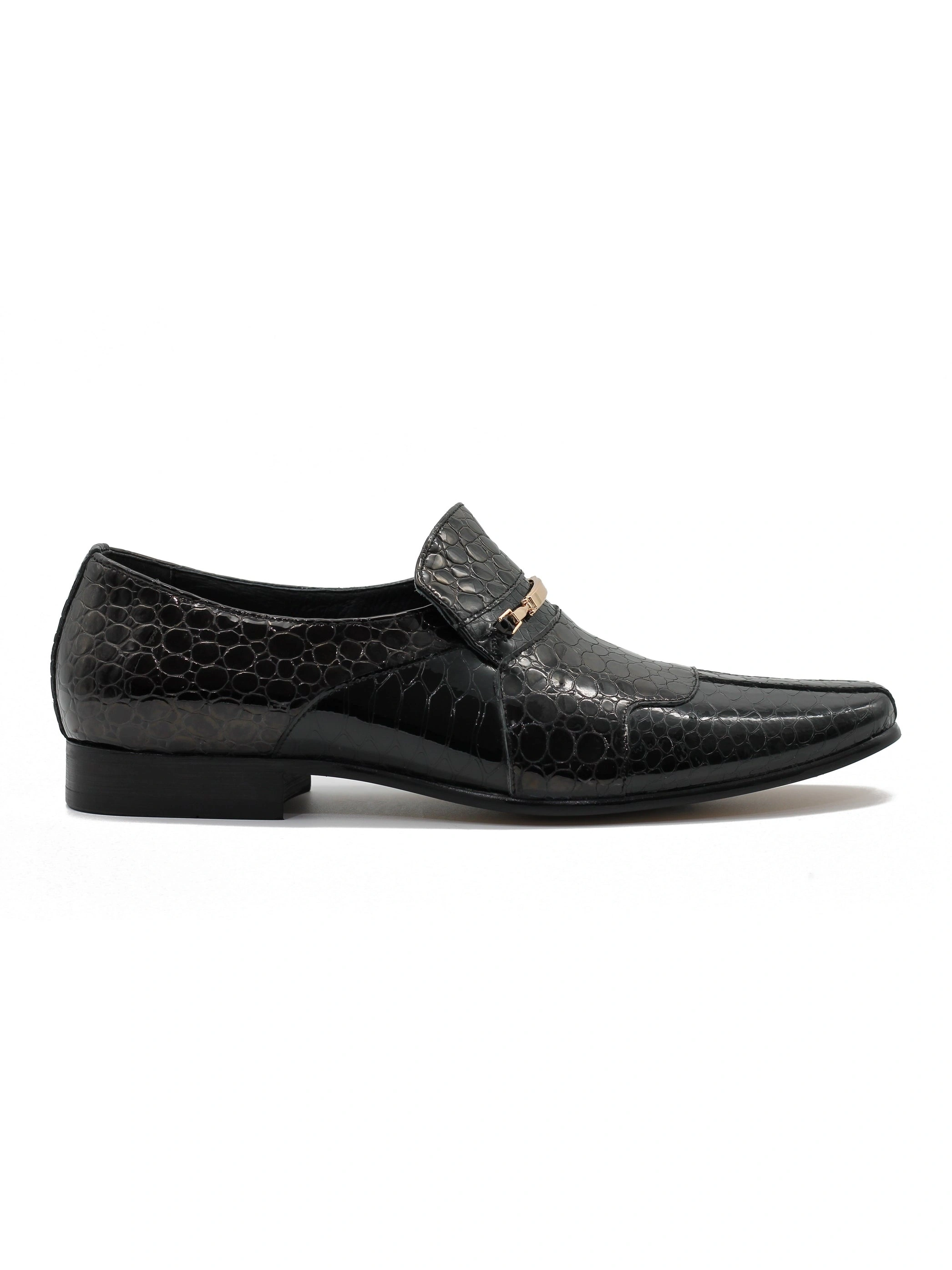 Élégance noire intemporelle: mocassins en cuir verni véritable pour un style parfait.